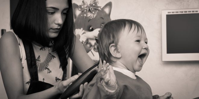 coupe des cheveux du bébé