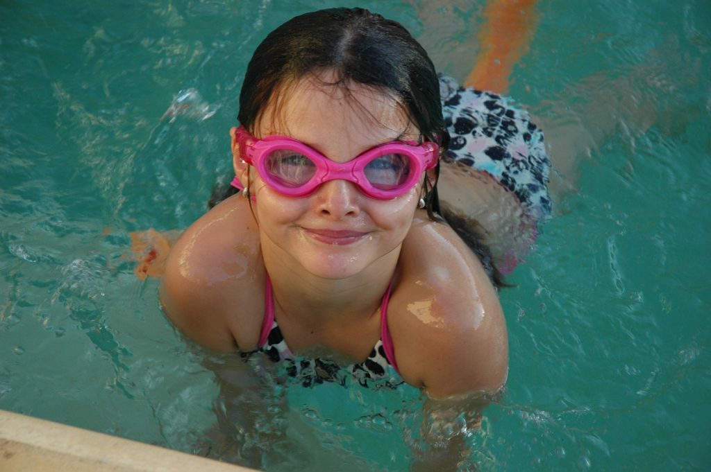 les bienfaits, les risques et les précautions de la natation pour les enfants