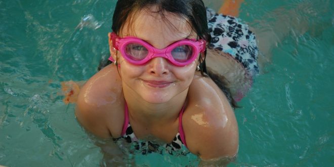 les bienfaits, les risques et les précautions de la natation pour les enfants
